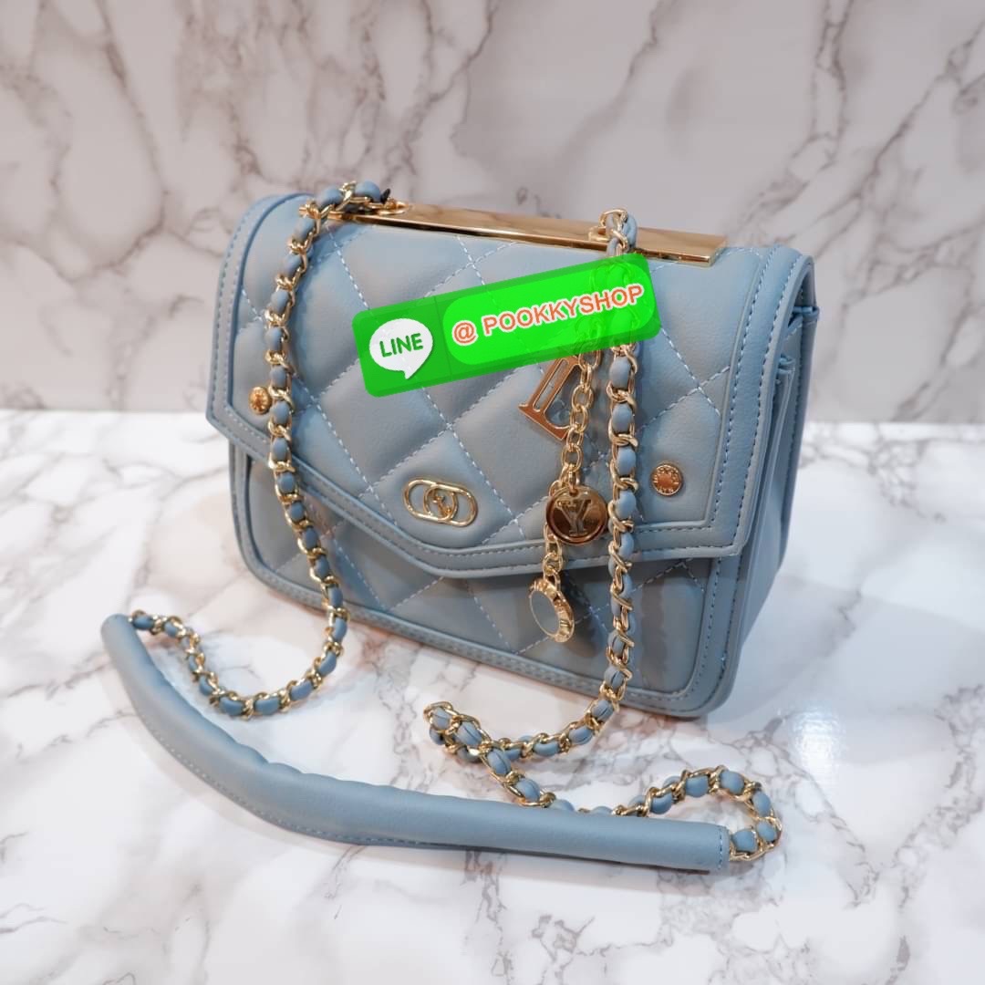 LYN กระเป๋าสะพายข้างรุ่นใหม่ อะไหล่สีทอง หนังนิ่ม ปักลายตาราง ด้านหน้าแต่งด้วยโลโก้แบรนด์ สายกระเป๋าเป็นโซ่สลับหนัง น้ำหนักเบา ด้านในสามารถใส่กระเป๋าตัง โทรศัพท์มือถือ เพาเวอร์แบงค์ มีช่องใส่ของขนาดเล็ก