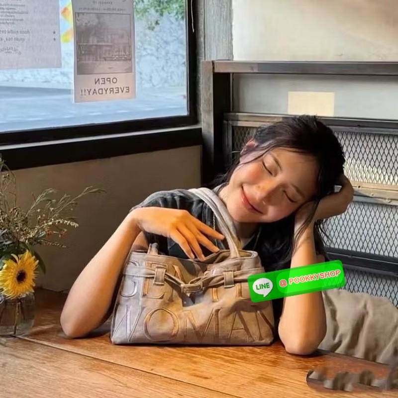 GENTLEWOMAN SUEDE BALLERINA BAG 🔖กระเป๋า Ballerina Bag ในวัสดุหนังกลับ (suede edition) พร้อมโลโก้ปักสีเดียวและรายละเอียดหัวเข็มขัด ทำให้ดูเก๋มีสไตล์โดดเด่น 🔖วัสดุ: หนังกลับ 🔖เปิด-ปิดแบบสแน๊บแม่เหล็ก ภายช่องโล่งกว้างจุของได้เยอะ