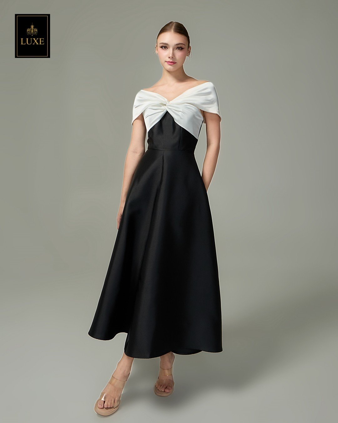 เดรสแฟชั่น เดรสเสื้อคล้องคอแขนกุด ทรงเข้ารูป กระโปรงบาน มีกระเป๋าข้าง