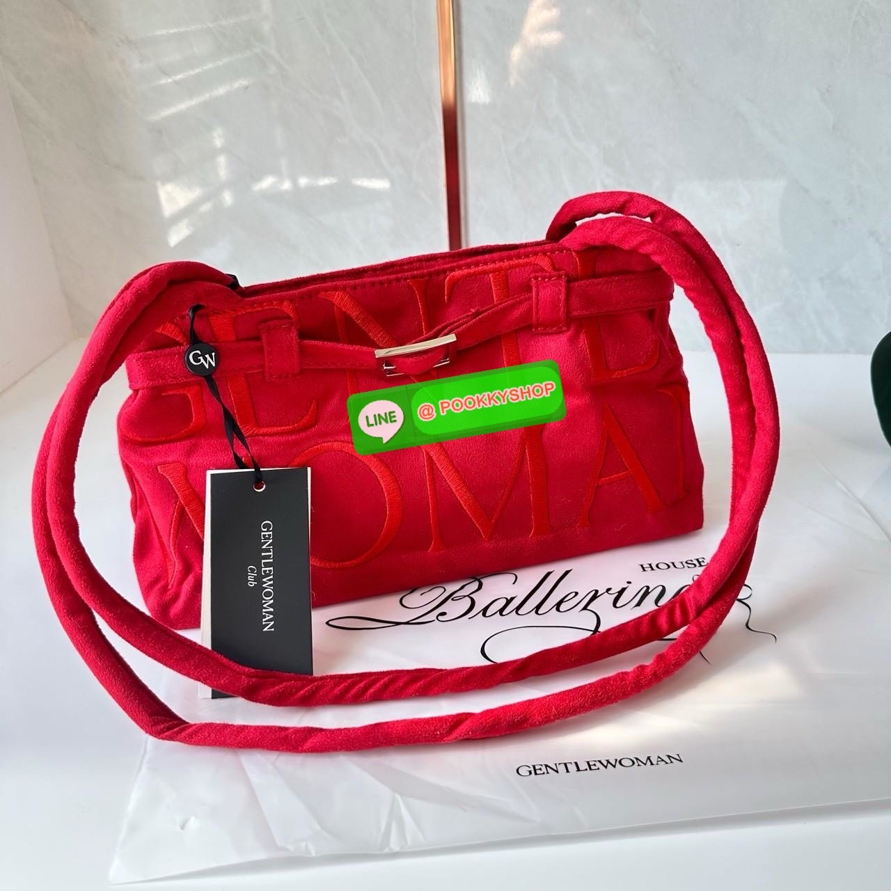 GENTLEWOMAN SUEDE BALLERINA BAG 🔖กระเป๋า Ballerina Bag ในวัสดุหนังกลับ (suede edition) พร้อมโลโก้ปักสีเดียวและรายละเอียดหัวเข็มขัด ทำให้ดูเก๋มีสไตล์โดดเด่น 🔖วัสดุ: หนังกลับ 🔖เปิด-ปิดแบบสแน๊บแม่เหล็ก ภายช่องโล่งกว้างจุของได้เยอะ