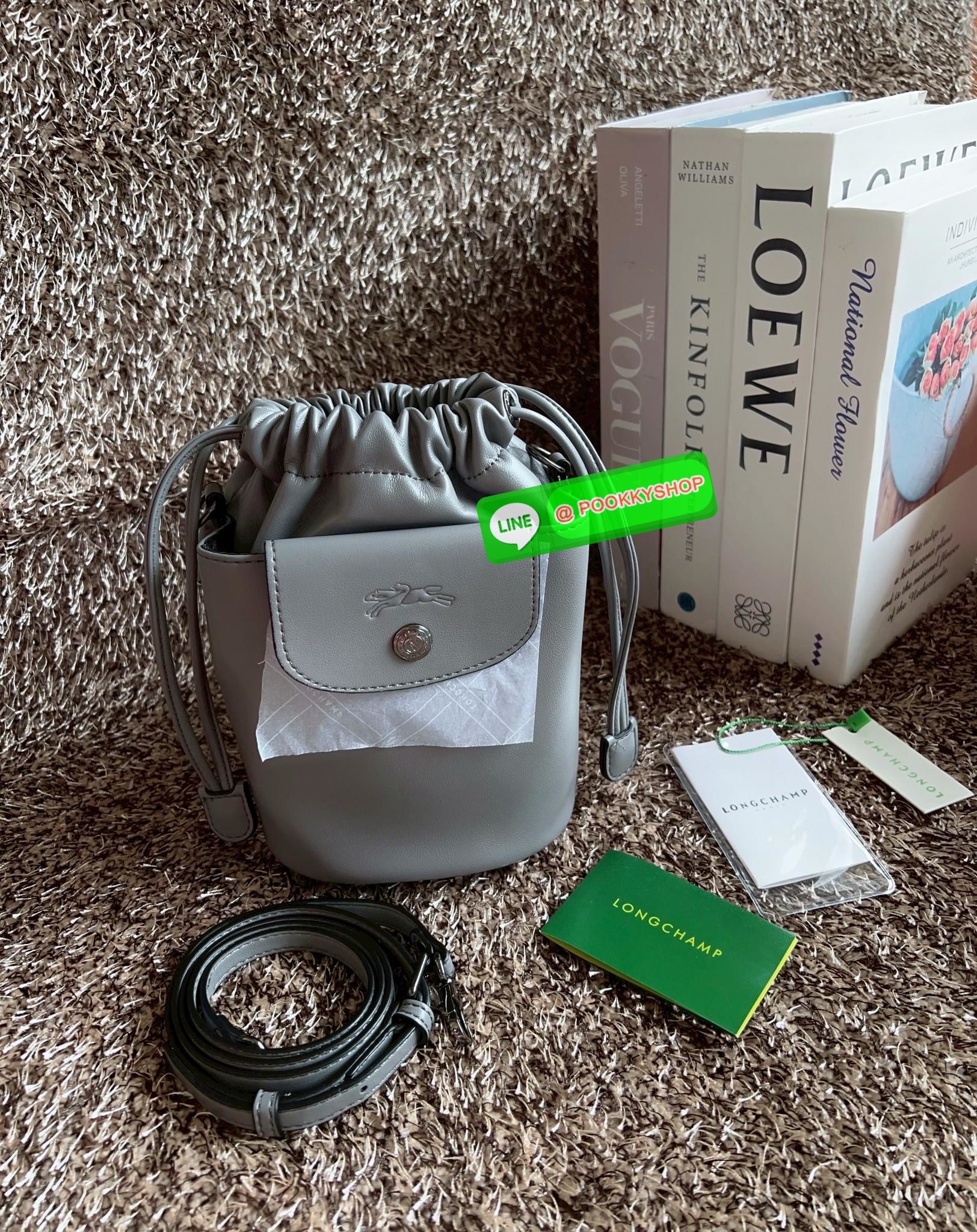 NEW ARRIVAL! LONGCHAMP LE PLIAGE XTRA XS BUCKET BAG ต้องบอกก่อนว่ารุ่นนี้เป็นรุ่นที่ใช้ออกมาแล้วไม่มีคำว่าผิดหวัง ออกแบบมาสวยแบบตัวแม่เลยค่าา 🔖พร้อมส่งทันที! กับกระเป๋าทรงบัคเกต หนังแท้smooth leather อย่างดี ใบกลางเจ้าลำตัวแล้วสวยมากก