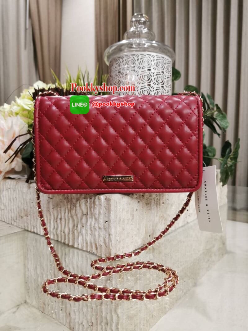 พร้อมส่ง! BEST SELLER! CHARLES & KIETH MINI CLUTCH BAG กระเป๋าสะพายทรงคลัชรุ่นยอดนิยมดีไซน์คลาสสิควัสดุหนังนิ่มลายตารางสวยอยู่ทรงขนาดมินิสไตล์ Chanel เปิดปิดด้วยตัวล๊อคแบบบิดอะไหล่ทอง ด้านหลังประดับโลโก้แบรนด์สวยดูดี มาพร้อมสายสะพายโซ่ร้อยหนัง Crossbody ไ