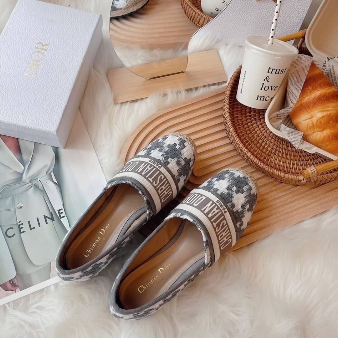 งานเข้าใหม่ พร้อมส่ง แบบใหม่ เพิ่งเข้า สลิปออนงานปอ Dior ลายใหม่ ชิโนริ ลายผ้าน่ารักมาก งานดี ปั้มแบรนด์