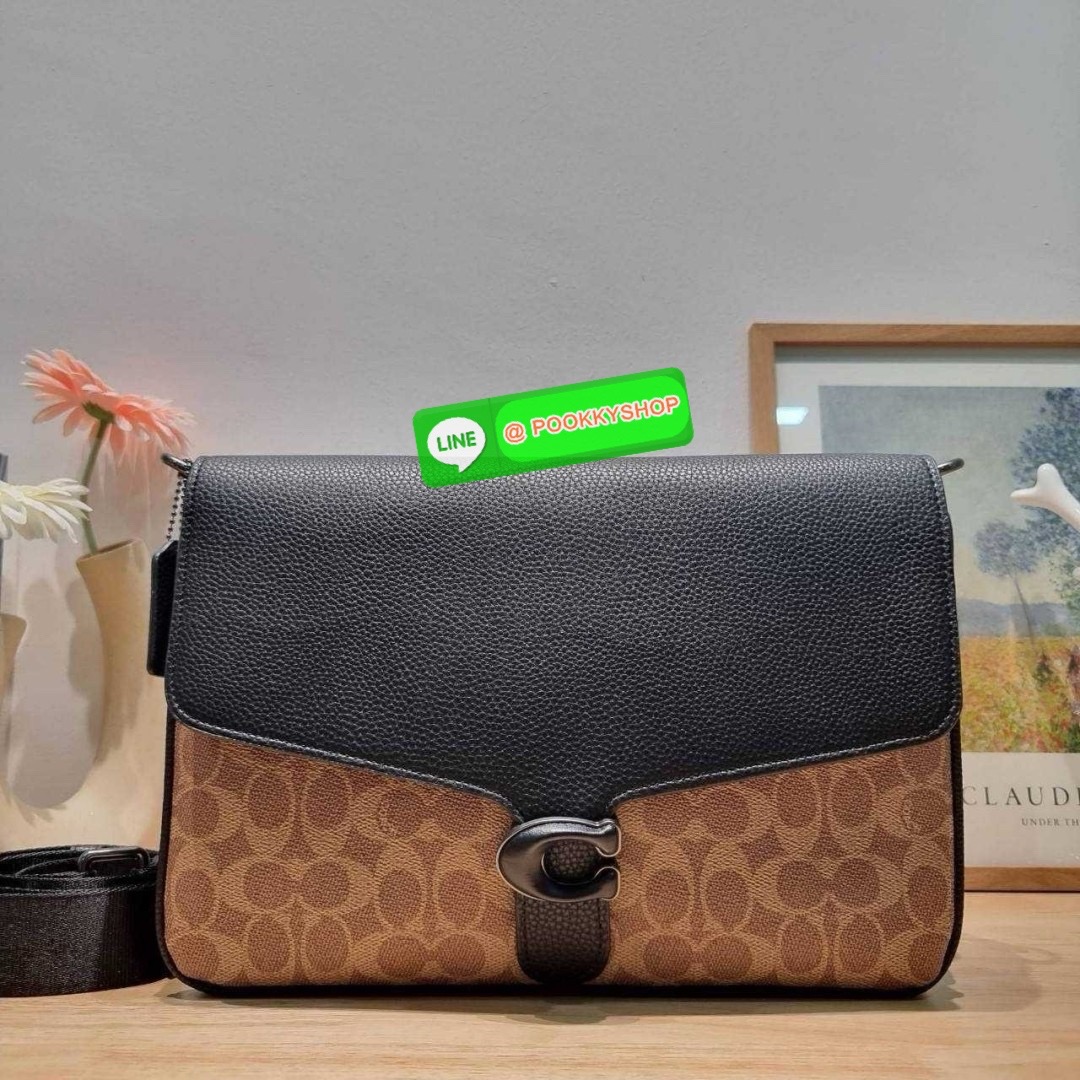 🔆 Model COACH CH769 SOFT TABBY MESSENGER IN SIGNATURE CANVAS 🔆 Details ใหม่ล่าสุด กับไอเท็มที่หนุ่มๆต้องไม่พลาด กระเป๋าทรงแมสเซนเจอร์ใบใหญ่กำลังพอดี พร้อมด้วยสายสะพาย 2 เส้น ให้ได้สะดวกใช้มากขึ้น ทั้งสายสั้นสำหรับจับทุ่นแรง และสายยาวสะพายข