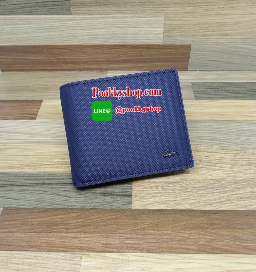 ลาคอส MEN'S CHANTACO LEATHER WALLET กระเป๋าสตางค์คุณภาพดี แบบพับสองตอนสำหรับคุณผู้ชาย มีช่องใส่บัตรถึง 8 ช่อง และช่องใส่ธนบัตรแยกเป็นสัดส่วน มาพร้อมลูกเล่นมีช่องซิปโค้งใส่เหรียญเก๋ๆด้านใน หัวซิปปั๊มแบรนด์ สวยน่าใช้ห้ามพลาดเลยค่า