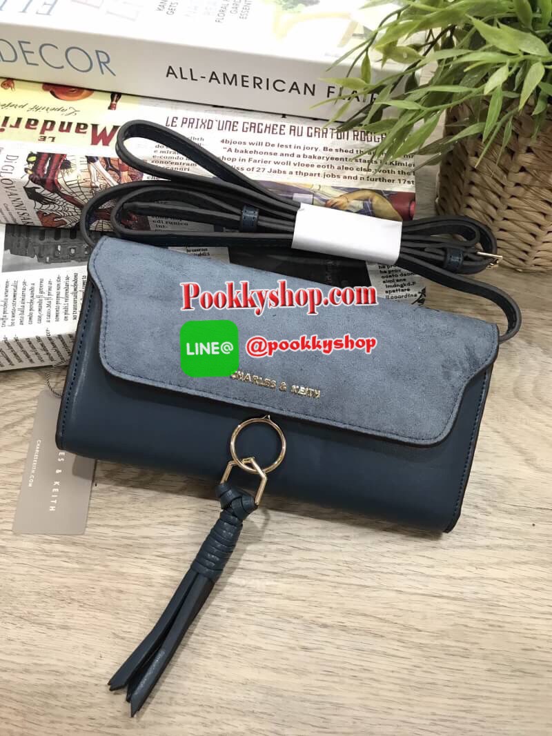 Don't Miss! CHARLES&KEITH WALLET กระเป๋าคลัชรุ่นใหม่ล่าสุดแบบชนช็อปเปิดปิดด้วยฝาปิดกำมะหยี่กระดุมแม่เหล็กประดับพู่หนังดูมีดีเทล ด้านหน้ามีโลโก้แบรนด์ ภายในมีทั้งช่องซิปและช่องใส่บัตรหลายช่องสามารถใส่ธนบัตร มือถือ เหรียญและบัตรได้เยอะ ด้านหลังมีอีก1ช่