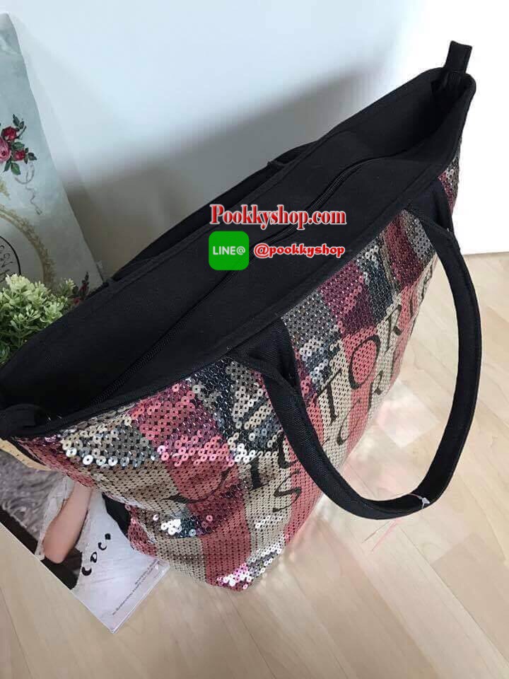 Victoria's Secret Limited Edition 2015 black friday sequin tote รุ่นหายากมาแล้ววค่ะ เป็นกระเป๋าที่ด้านหน้าเป็นเกล็ดลูกปัดวิ้งเรียงสลับสี ตัดกันอย่างสวยงาม เปิดปิดด้วยซิป ภายในกว้าง จุของเยอะ ใส่เสื้อผ้า อุปกรณ์สำหรับไปเล่นฟิตเนส หรือ เอกสาร โน้ตบุค ใ