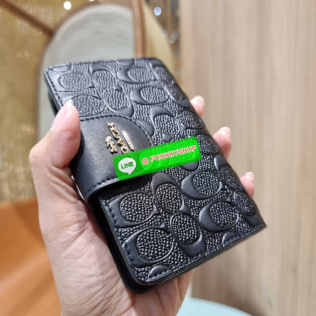 COACH C5896 MEDIUM CORNER ZIP WALLET IN SIGNATURE LEATHER คอลเลคชั่นใหม่งานหรู งานดูแพง จัดให้เลย!! กระเป๋าสตางค์ใบกลาง ดีไซน์ใหม่ สุดหรู แค่เห็นก็ต้องเลิฟ ถือใช้ขับผิวทุกสี วัสดุหนังแท้ปั๊มลายนูนสวยคม ภายในมีช่องใส่บัตร ใส่ธนบัตรได้ครบ และมีช่องซิปแยก ใบ