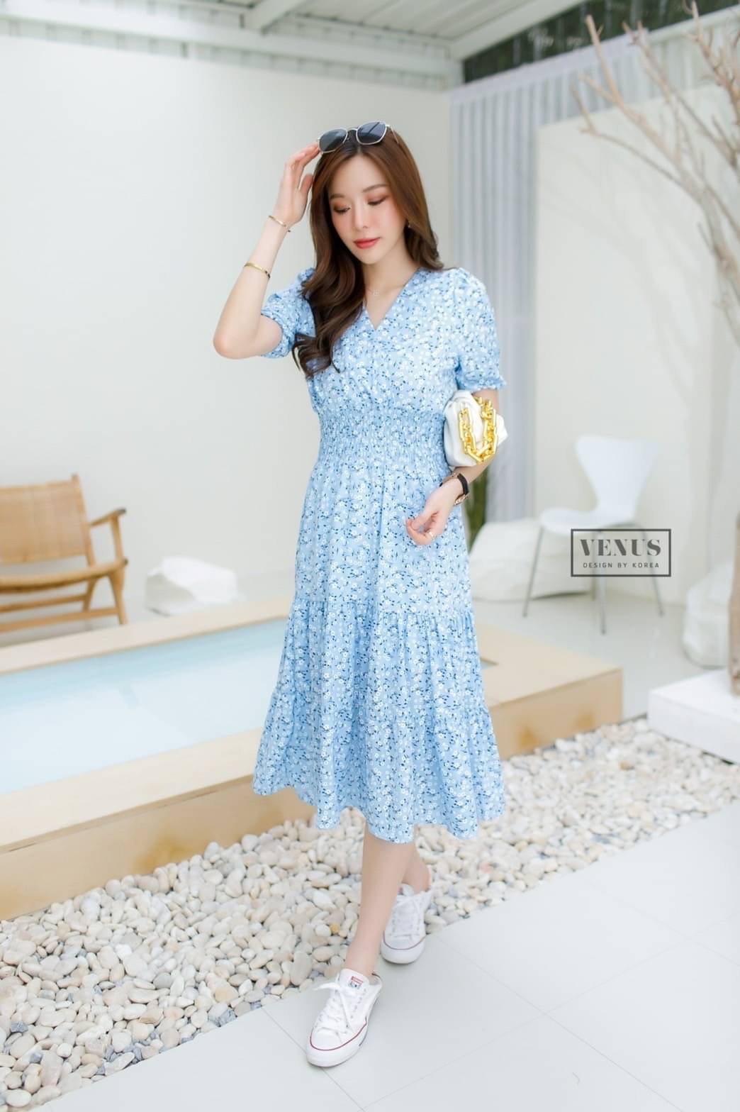 'm Lady By Venus Flora Maxidress แม๊กซี่เดรสพิมพ์ลายดอกไม้ คอวีทรงป้ายอก ช่วงอกแต่งจั๊มยืดตามตัวนะคะ แม๊ทกับรองเท้าผ้าใบก็น่ารักคะ