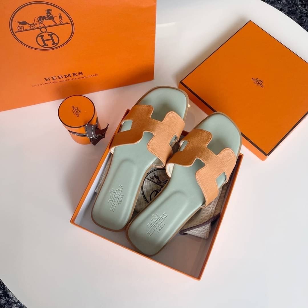 พร้อมส่ง รองเท้าแตะ Hermès สีพาสเทล ตัวใหม่ล่าสุด สีน่ารักมากกทุกสี คัดสีออกมาแล้วแมสที่สุด ให้เข้ากับเท้าสาวๆ ขับผิวมากคะ พื้นปั้มแบรนด์