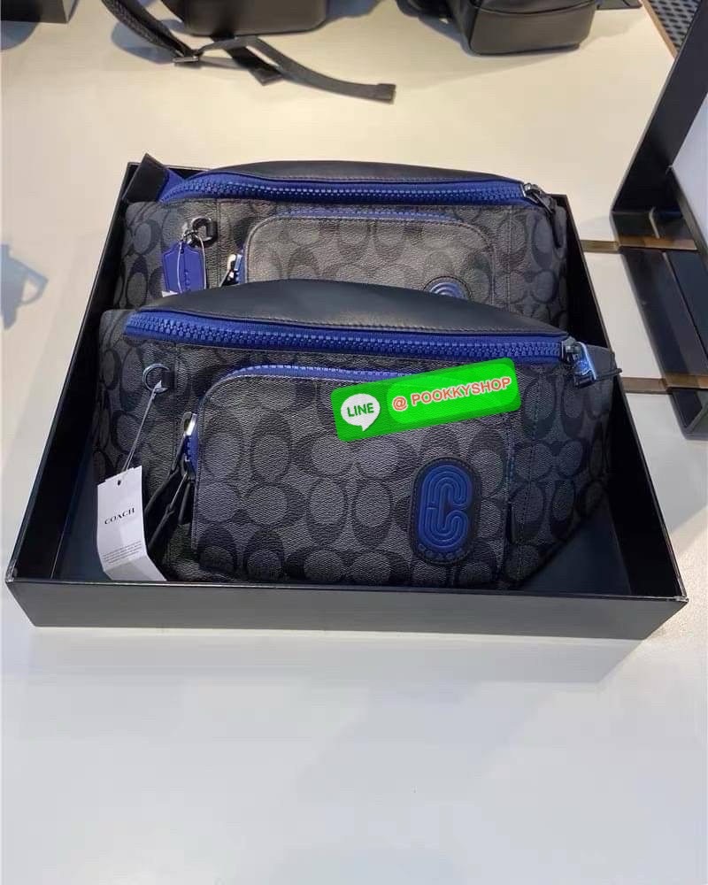 Coach C019 – Charter Belt Bag With Patch (Khaki Green Multi) ใบนี้คือจังหวะสนุกของสีธรรมชาติกับความเท่ที่ใช้งานได้จริง “คาดไว้ไม่ได้แค่ของ…แต่คาดไว้คือสไตล์ที่ไม่ซ้ำใคร” Coach C019 รุ่น Charter Belt Bag โทน Khaki/Green พร้อมโลโก้ Coach Leatherware Patch ข