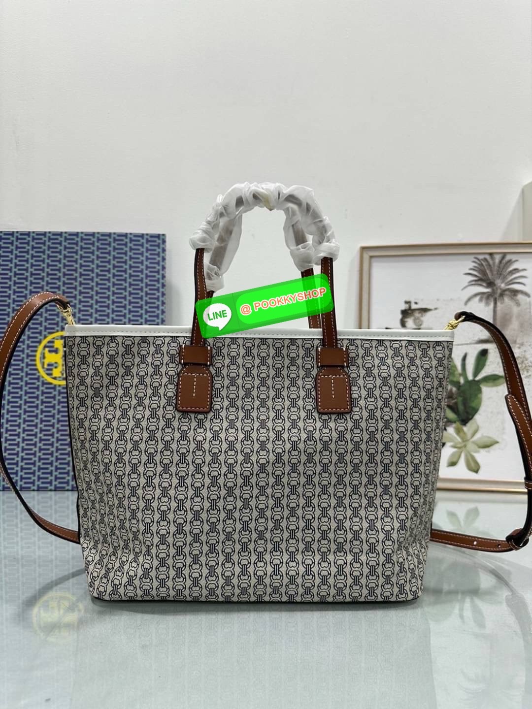 🌼 Tory Burch Gemini Link Canvas Tote Small – ลายดอกไม้ปักสุดละมุนในโทนคลาสสิก น้ำหนักเบา ใบขนาดกำลังดี ใช้ได้ทุกวันทั้งถือและสะพาย 💼
