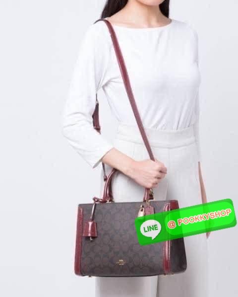 COACH ZOE CARRYALL IN SIGNATURE CANVAS (F87665) 🔖กระเป๋าถือหรือสะพาย ผู้ดีคุณนาย 🔖วัสดุหนังแคนวาส ตัดขอบหนังแท้ 🔖🔖เปิด-ปิดด้วยซิปคู่ ตกแต่งด้วยตัวล็อคแม่กุญแจห้อยด้านหน้า ด้านในเป็นช่องกว้างใส่ของได้เยอะ 🔖สายสะพายยา