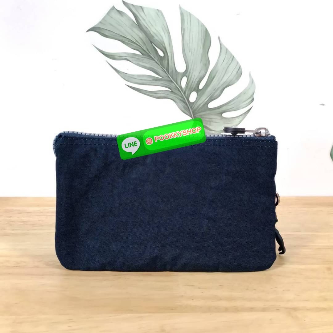 Kipling Creativity Large Pouch วัสดุ Nylon 100% กระเป๋าคล้องมือขนาดพอเหมาะ 7.25 นิ้ว พกพาสะดวก เปิด-ปิดด้วยซิปเดียวใช้งานง่าย ด้านในมีช่องกว้าง 2 ช่องและช่องซิปเล็กตรงกลางอีก 1ช่อง ใช้งานได้สะดวก สามารถใส่มือถือ 7.5 นิ้วได้ กุญแจรถ ธนบัตรได้ ล็อตนี้มาพร้อ