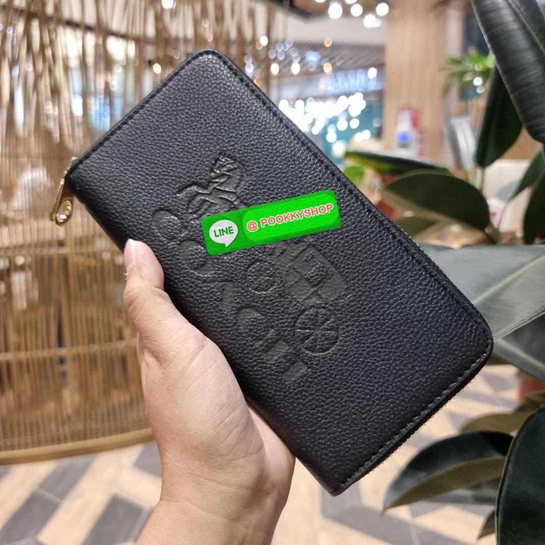 COACH C3548 LONG ZIP AROUND WALLET WITH HORSE AND CARRIAGE พร้อมเสิร์ฟความหรู กับคอลใหม่ สีสวย ผู้ดีขับผิวมาก กระเป๋าสตางค์ใบยาวกึ่งคล้องมือ เรียบหรู โดดเด่นด้วยโลโก้เอกลักษณ์ วัสดุหนัง pepble ทนทาน มาพร้อมสายคล้องมือ ถอดออกได้ ภายในใส่บัตรได้เยอะ มีช่องซ