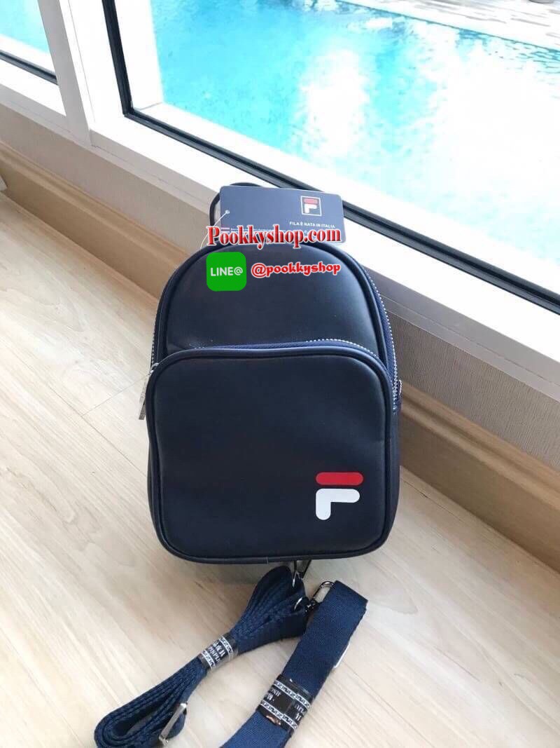FILA 2WAY MINI BACKPACK กระเป๋าเป้หรือสะพายข้างสไตล์ Sport รุ่น Limited Edition ขนาดมินิ กำลังดี หนังนิ่มตั้งอยู่ทรง กันน้ำและน้ำหนักเบา ด้านหน้าสกรีนโลโก้แบรนด์ ด้านหน้าช่องซิปใส่ของจุกจิก ช่องหลักเปิดปิดด้วยซิปสะดวกใช้ หัวซิปแบรนด์ ภายในมีช่องใส่ของ หูจ