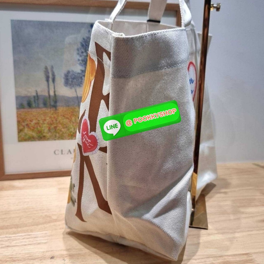 Gentlewoman x Butterbear tote bag 🔆 Details น่ารักเกินต้าน เป็นกระเป๋าที่เห็นแล้วใจฟูสุดๆ กระเป๋าโท้ทลายหมีเนยที่ตอนนี้กลายเป็นแรร์ไอเท็ม หายากสุดๆ รูปทรงคลาสสิค ภายในโล่งกว้างใส่ของได้เยอะมาก จะใช้เป็น everyday bag ก็ได้ พกไปต่างจังหวัดก็เหมาะ หร