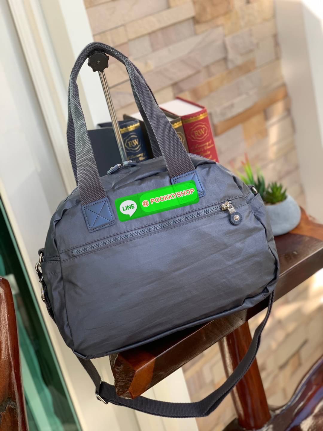 Kipling Defea Women’s Satchel กระเป๋าถือหรือสะพายขนาดกำลังดีวัสดุ100% Polyamide ที่มีช่องใส่ของแยกเป็นสัดส่วนทั้งด้านในและนอก มีสายสะพายถอดและปรับความยาวได้ฟรีไซส์ มีช่องซิปแยกย่อยทำให้จัดของได้เป็นสัดส่วน มาพร้อมพวงกุญแจลิงทรงสวยตั้งอยู่ทรง รุ่นใหม่ชนช้อ