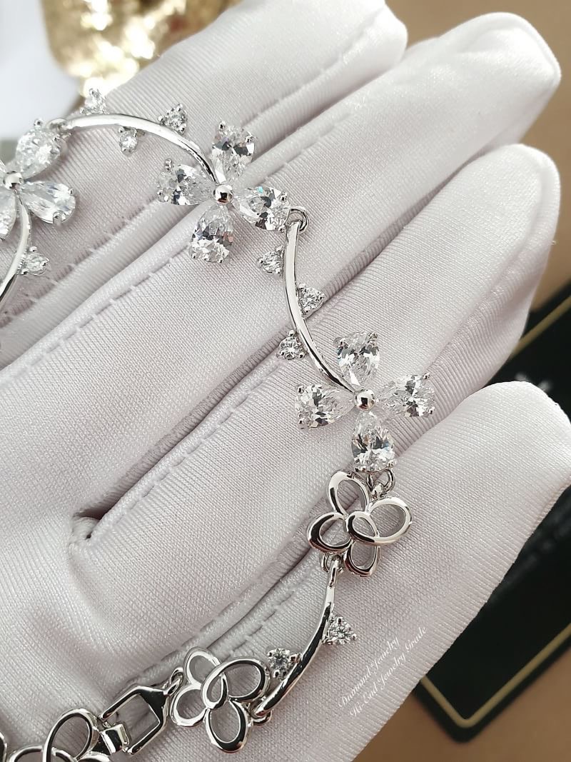 New Arrival !!!! Diamond Bracelet สร้อยข้อมือเพชรงานสวยมากกกกก **เพชร CZ แท้** งานฝังเป๊ะมากกกกกกก หายากคะ ห้ามพลาดเลยสาวๆ ใส่ออกมาสวยแน่นอนคอนเฟิมคะ ใส่ออกมาสวยมว้ากกกกกกๆๆๆๆๆๆ เลอค่ามากๆค่ะ ตัวเรือนสีเงิน งานไม่ลอกไม่ดำ ชุบ 18KGP ค่ะ