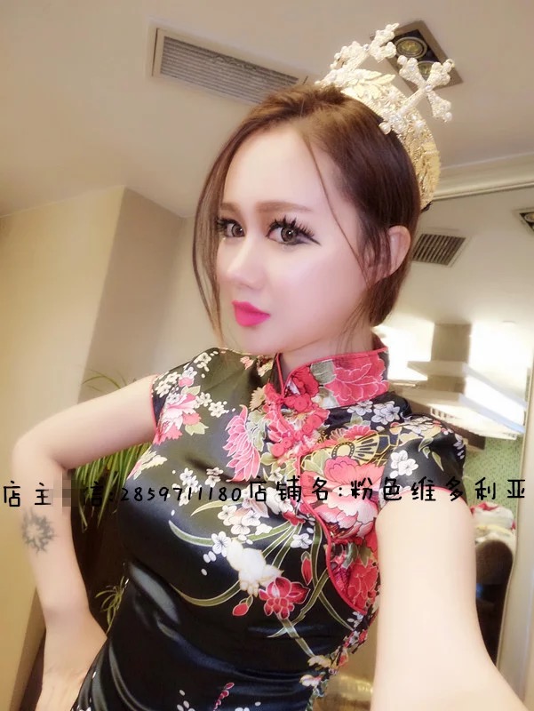 ชุดกี่เพ้าประยุกต์ ชุดกี่เพ้า สาวหมวยอินเตอร์ สีดำ ลายดอกไม้ แต่งแหวกข้าง