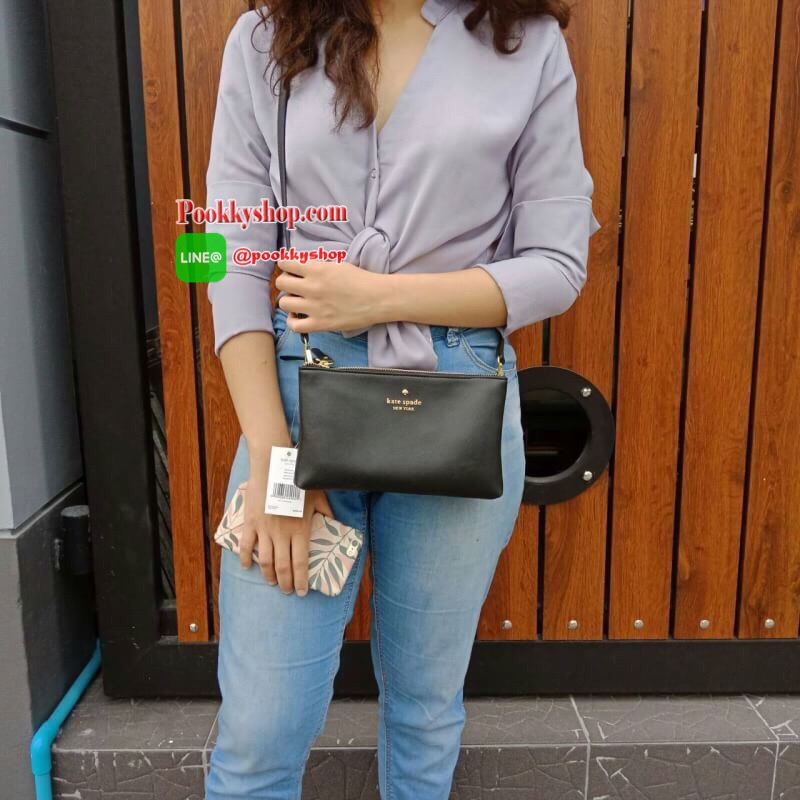 BEST SELLER!! KATE SPADE 2 ZIPS CROSSBODY BAG กระเป๋าสะพายครอสบอดี้ ทรงน่ารัก เปิดปิดกระเป๋าด้วยซิป2ช่อง ด้านในมีช่องซิป อีกด้านมีช่องใส่ของ หนังนื่ม นุ่มมือ สายสะพายเลื่อนปรับระดับได้ สามารถใส่กปต.ยาว ได้พอดีน้าา บอกเลยว่า เริ่ดมากจริงๆ คุ้มค่าราคาที่สุด