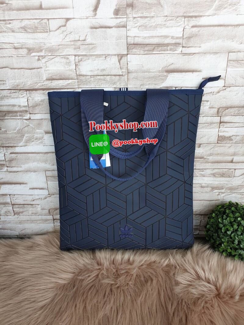 พร้อมส่ง Adidas Original Shopper 3D Tote Bag Trefoil Handbag Classic Sports คอลเลคชั่นสไตล์ Issey Miyake กระเป๋าสะพายข้าง ทรงสวยคลาสสิค แนว Sport สุดฮิต จากแบรนด์ADIDAS วัสดุด้านหน้าเนื้อ matte หนังนิ่ม มีน้ำหนักเบา ด้านหน้ามีแบรนด์ เปิดปิดด้วยซิป ภายในกว
