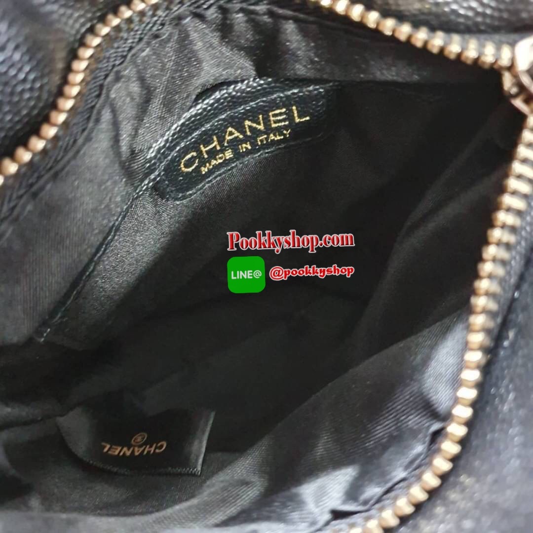 CHANEL VIP GIFT CROSSBODY BAG งาน CHANEL VIP GIFT ของแท้ 100% จากเคาเตอร์แบรนด์ CHANEL ทรงสวย ขนาดกำลังดี วัสดุหนัง CAVIER PU เปิดปิดด้วยกระดุมหน้าแบบบิดปลอดภัยหายห่วง ด้านในมีซิปอีกชั้น อะไหล่ทอง หัวซิปปั้มแบรนด์ ด้านในใส่โทรศัพท์ได้ทุกรุ่น พร้อมของจุกจิ