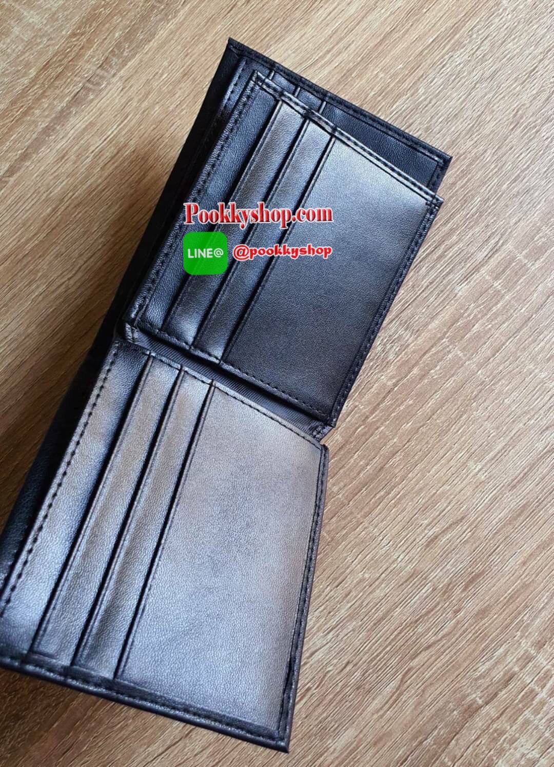 LEVI'S WALLET กระเป๋าสตางค์ทรงสั้นสำหรับคุณผู้ชาย แบบพับสองตอน วัสดุหนังคุณภาพดี ด้านหน้าปั้มโลโก้แบรนด์ ภายในมีช่องใส่ธนบัตรแยกเป็นสัดส่วน ตัวจริงสวยน่าใช้มากค่า