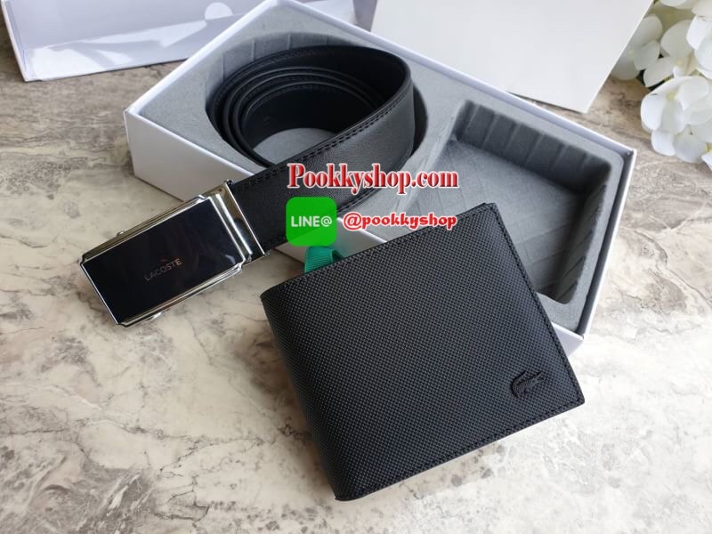 ลาคอส CLASSIC PETIT PIQUE Belt & Wallet Set !!! ซื้อ1ได้ถึง 2 ใบ เซตสุดคุ้ม!! มาพร้อมกล่องสุดหรู กระเป๋าเงินใบสั้นพับสองตอน ลายเปอติปิเก้ มีช่องใส่การ์ด ช่องใส่ธนบัตร บุซับในด้วยผ้าคอตตอน และ ด้านอกวัสดุ Pvc ลายเปอติปิเก้แต่งกระเป๋าด้านนอกกระเป๋า เข็มขั