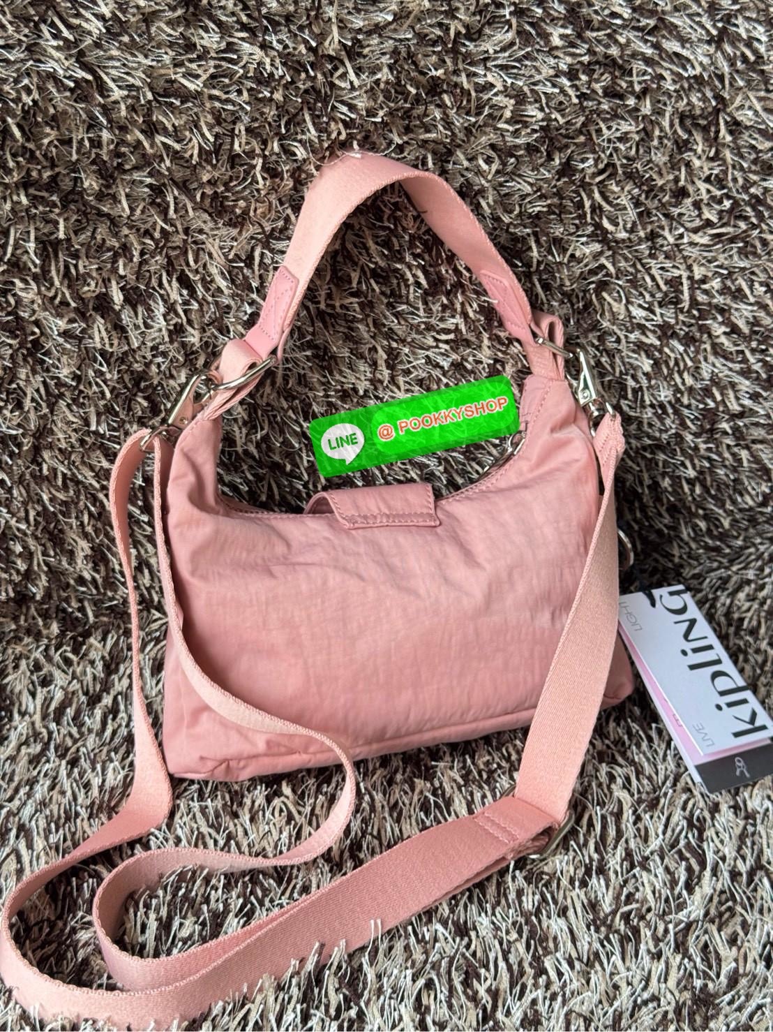 Kipling Syro Shoulder bag กระเป๋าในสไตล์มินิมอล แต่สามารถใส่สิ่งของได้ครบครัน มีทั้งช่องซิปภายในและนอก น้ำหนักเบา มีสายสะพายครอสบอดี้ได้