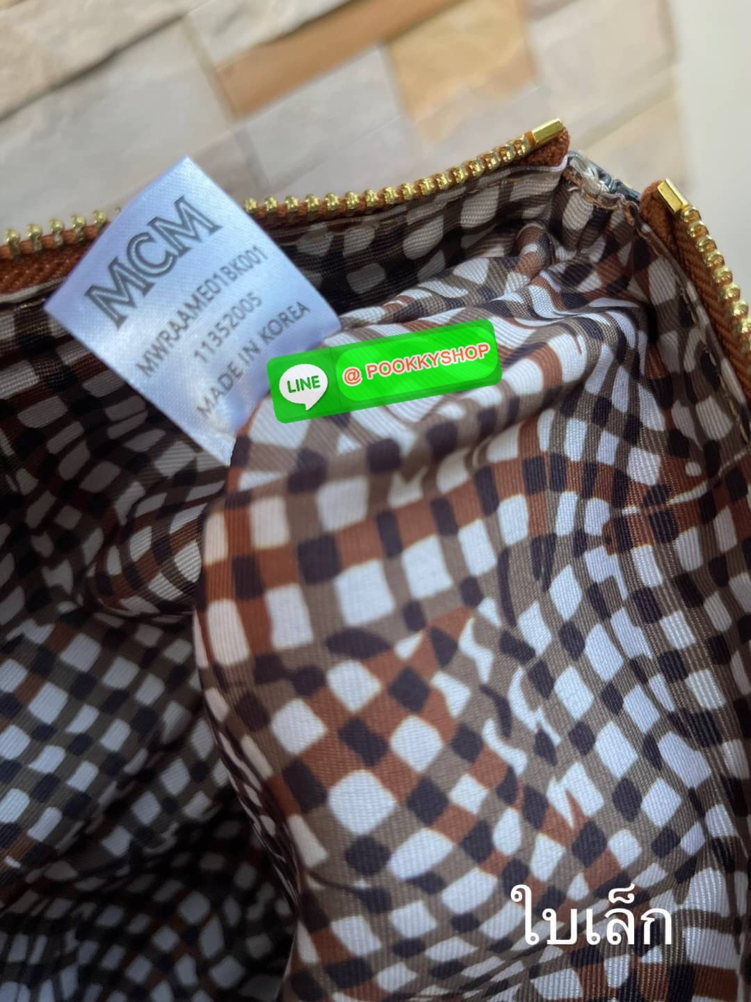 💕Mcm Liz Reversible Shopper in Visetos ขึ้นชื่อว่าเป็นกระเป๋าช็อปเปอร์ แน่นอนว่า จะต้องเหมาะสำหรับสาว ๆ ที่ชอบพกสัมภาระเยอะ ซึ่งรุ่นนี้ไม่ใช่แค่เพียงให้พื้นที่จุของกว้างขวางเท่านั้น แต่ยังออกแบบดีไซน์และรูปทรงให้มีความยืดหยุ่น มีหูรูดด้านข้างที่สา