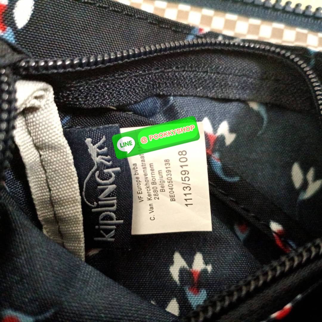 KIPLING Creativity X Crossbody Bag กระเป๋าสะพายวัสดุ Nylon&Polyester 100% ขนาดกำลังน่ารัก เปิดปิดด้วยซิป มา พร้อมพวงกุญเเจลิงน้อย ด้านในมีช่องใส่ของ2ชช่อง เพิ่มตรงกลางมีช่องซิปอีก1ช่อง มีสายคล้องพวงกุญแจ ใส่ของได้จุมาๆเลยค่ะ มีสายสะพายยาวเลื่อนปรับระดับได