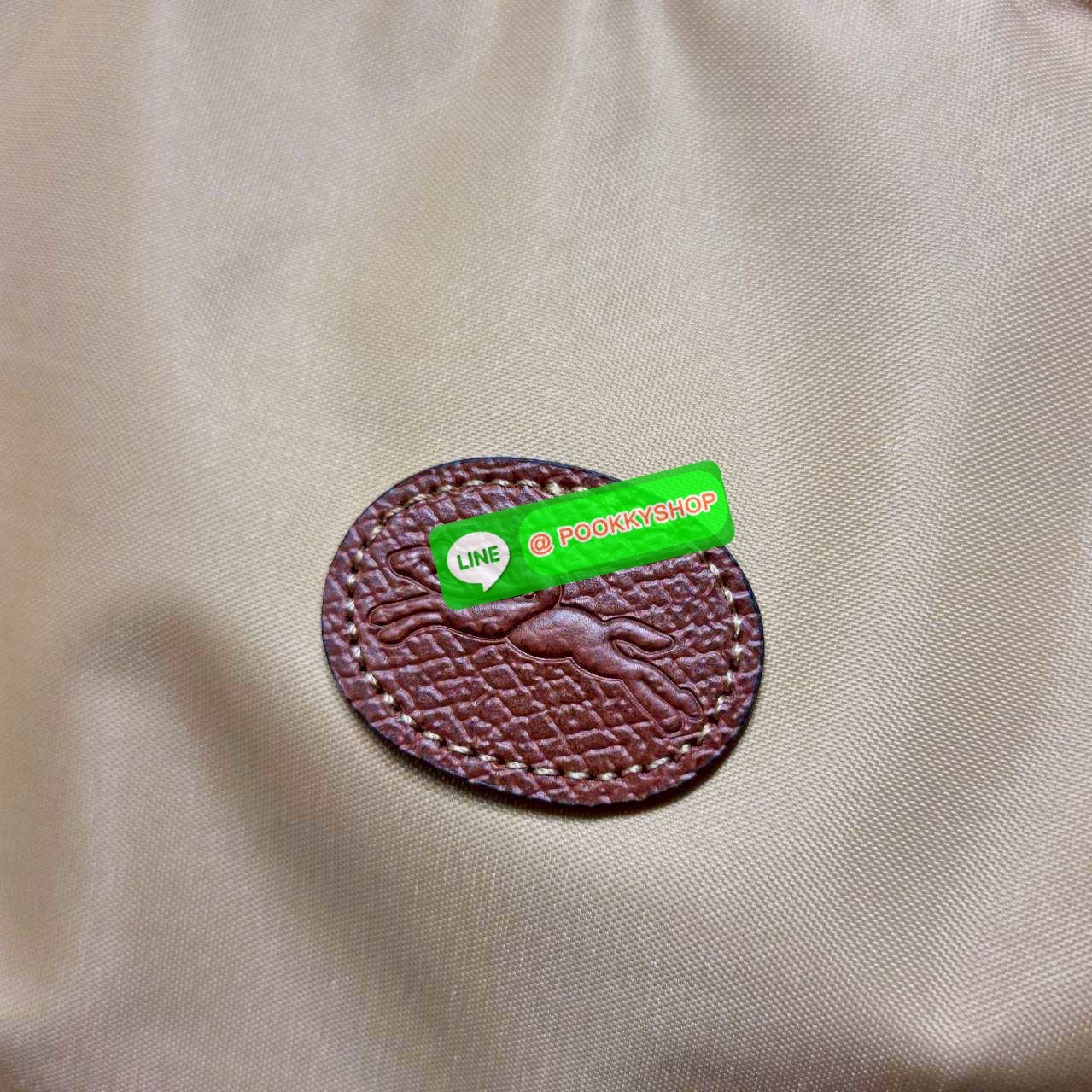 🔆 Model Longchamp le pliage hobo bag 🔆 Details กลับมาอีกครั้งกับรุ่นหายาก กระเป๋าทรงโท้ท ใบใหญ่กำลังดี จุของได้เยอะมากๆ ใส่โน้ตบุ้คได้ ใช้ไปทำงานแมทช์ได้กับทุกไลฟ์สไตล์ ด้านข้างมีกระเป๋าเล็กๆใส่ของจุกจิกหรือโทรศัพท์ได้ เปิด-ปิดกระเป๋าด้วยซ