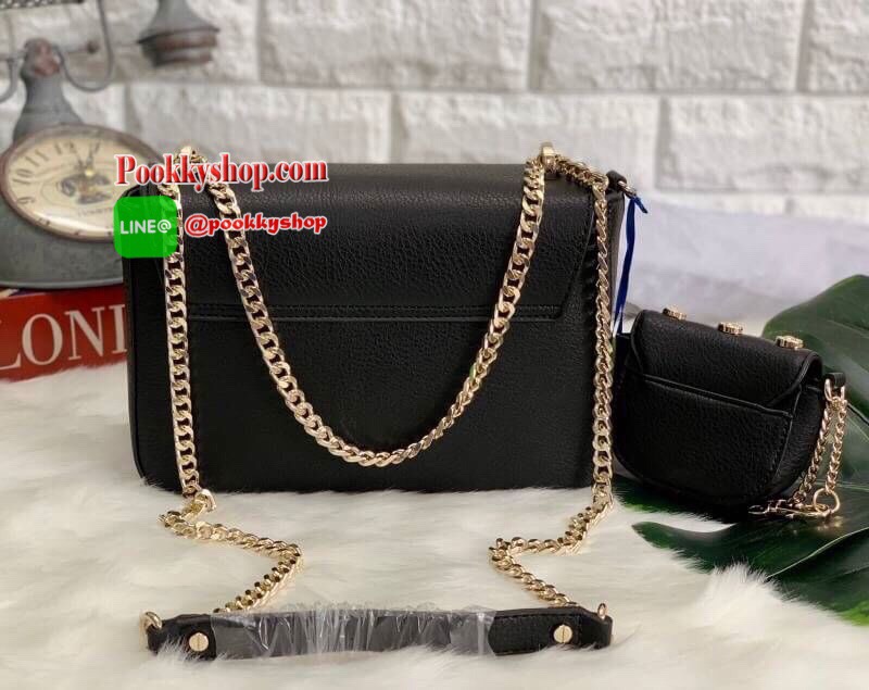 New arrival !! VERSACE JEAN SHOULDER BAG SYNTHETIC 2019 กระเป๋าสะพายข้าง//หิ้วได้ วัสดุหนังอย่างดี สวยงามค่ะ ด้านหน้ามีโลโก้แบรนด์ เปิดปิดแบบกดล็อค ภายในกว้าง สามารถใส่กระเป๋าสตางค์ใบยาวได้ ของอื่นๆพอประมานเลยค่ะ มีช่องซิปและช่องโล่งให้ สายสะพายแบบโซ่มีหน