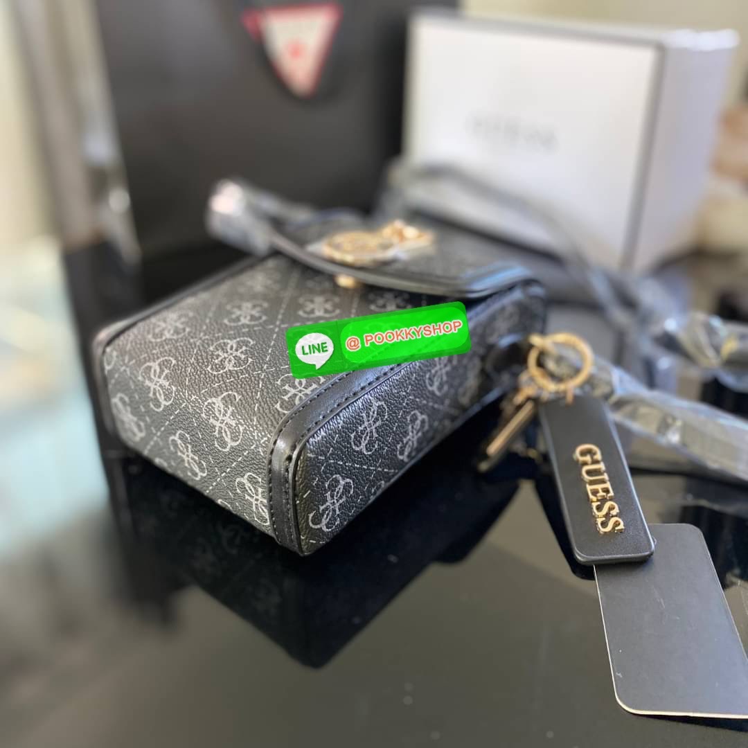 Guess กระเป๋าใส่โทรศัพท์ สวยมากกกก ทรงดีสุดๆ เป็นทรงกล่องทรงสวยที่ตามหากันม๊าก มาก มาพร้อมกล่องครบเซ็ต ด้านหน้าแต่งโลโก้แบรนด์ เปิด-ปิดด้วยกระดุมแม่เหล็ก มีสายยาวเป็นสายหนังปรับระดับได้มากถึง 7ระดับ