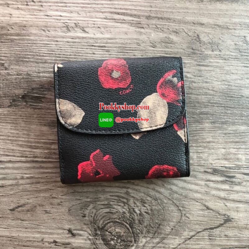 COACH Small Wallet in Floral Print Coated Canvas กระเป๋าสตางค์ใบสั้น สามารถใช่งานได้ทั้งด้านหน้าและด้านหลัง ด้านหน้าเปิด - ปิดด้วยกระดุม ภายในมีช่องใส่บัตรและธนบัตร ด้านหลังเปิด - ปิดด้วยกระดุม มีช่องสำหรับใส่เหรียญ