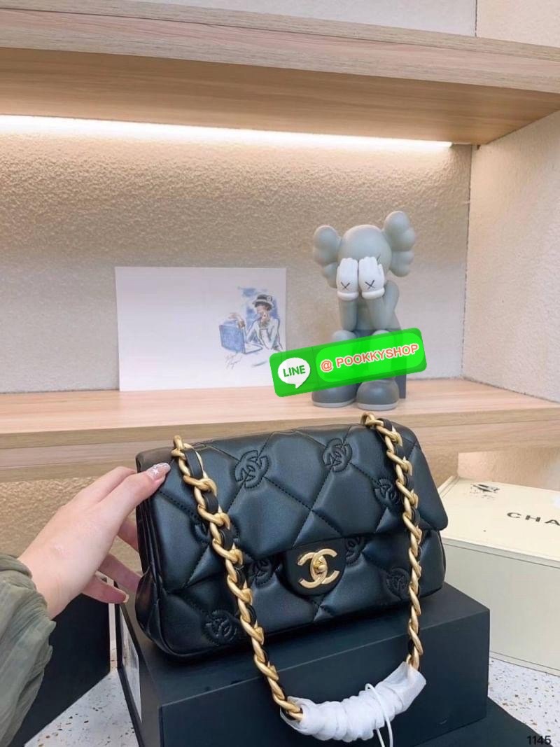Chanel Flap Bag กระเป๋าสะพายทรงคลาสสิกดีไซส์เป็นเอกลักษณ์ที่ ปั้มโลโก้แบรนด์ที่ตัวกระเป๋า สวยเด่นชัด มาพร้อมสายสะพายโซ่สลับหนังเส้นใหญ่ ทนทาน ดูแพง ชวนสะสม ตอบโจทย์ได้ดีกับทุกสไตล์