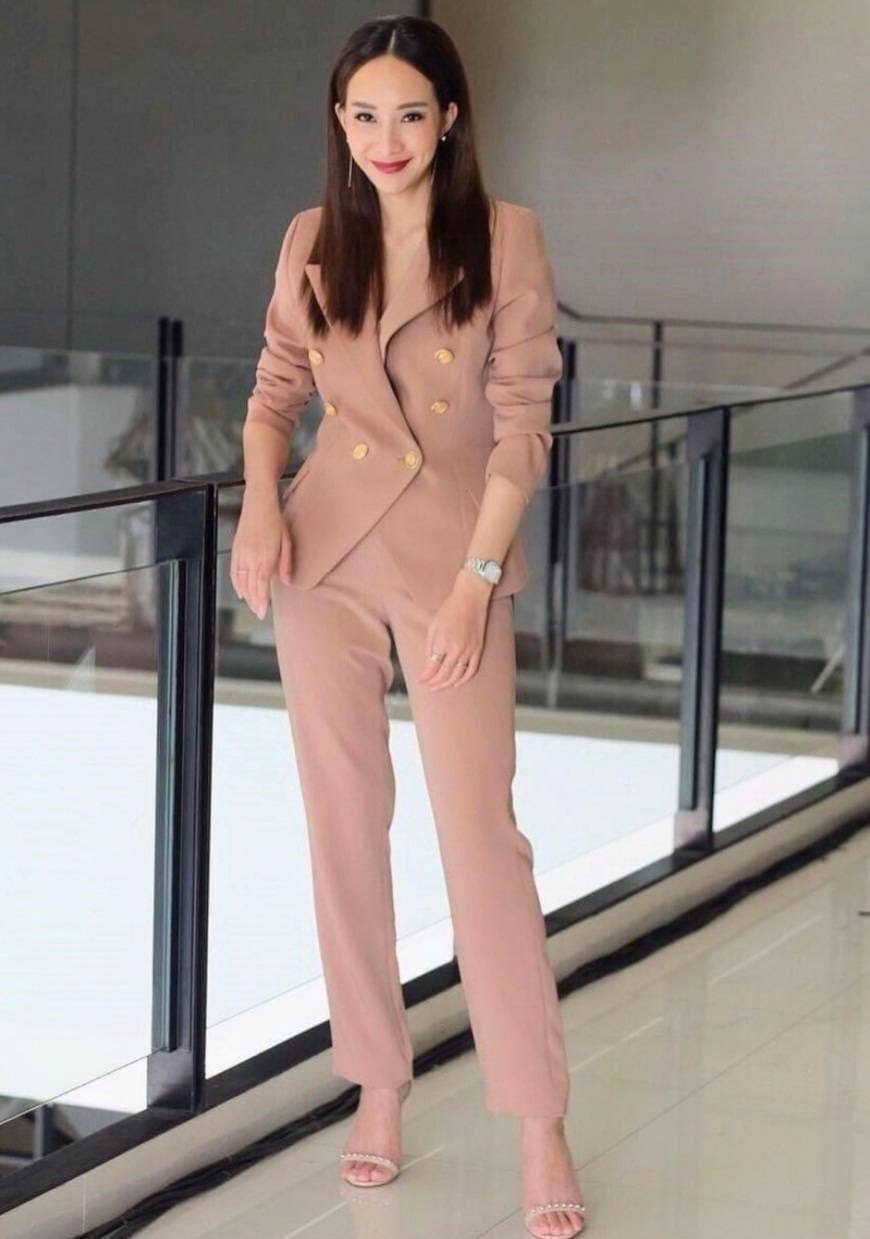 เสื้อสูท กางเกงขายาว เสื้อคอสูท ผ้าเรียบกระดุมทอง6เม็ด ปลายแขนก็ติดกระดุมเรียงมีกระเป๋าล้วงได้จิง ทั้ง2ข้าง มาพร้อมกางเกงขายาว ซิปหลัง เนื้อผ้าดีฝุดๆ ใส่แล้วหรูแบบเซเลบ มีความเกร๋ใส่ทำงานก็ได้ หรือใส่ได้ทุกโอกาส สาวๆต้องมีไว้นะคะเพราะผ้าเราดีจริงๆมากไม่ผิ