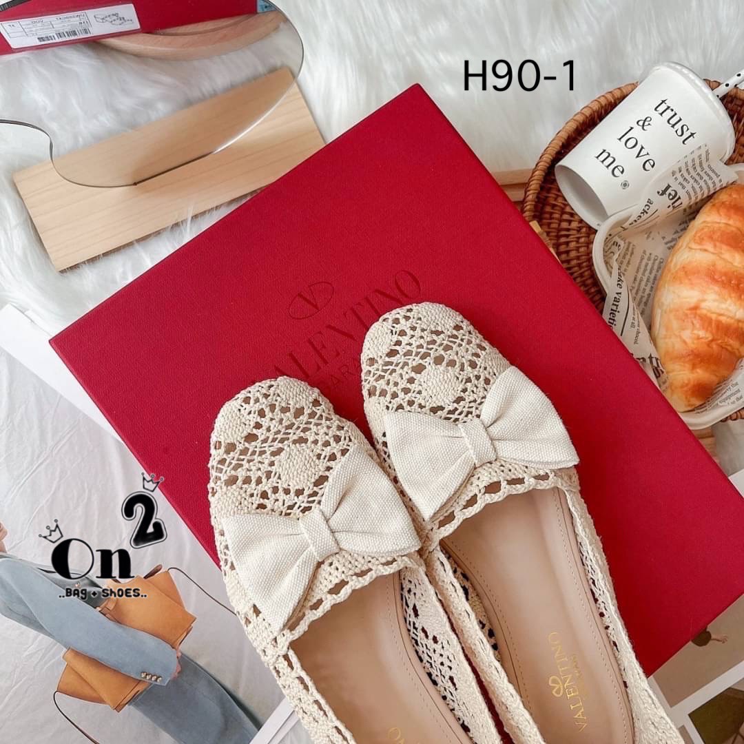 ผ้าใบลูกไม้ Valentino ลูกไม้ตัวใหม่ลายน่ารักประดับโบ สีครีมคลุมโทนใส่เข้าได้กับชุดทุกสี พื้นปั้มแบรนด์งานดีทรงสวยรีบจัดเลยจ้าก่อนหมด