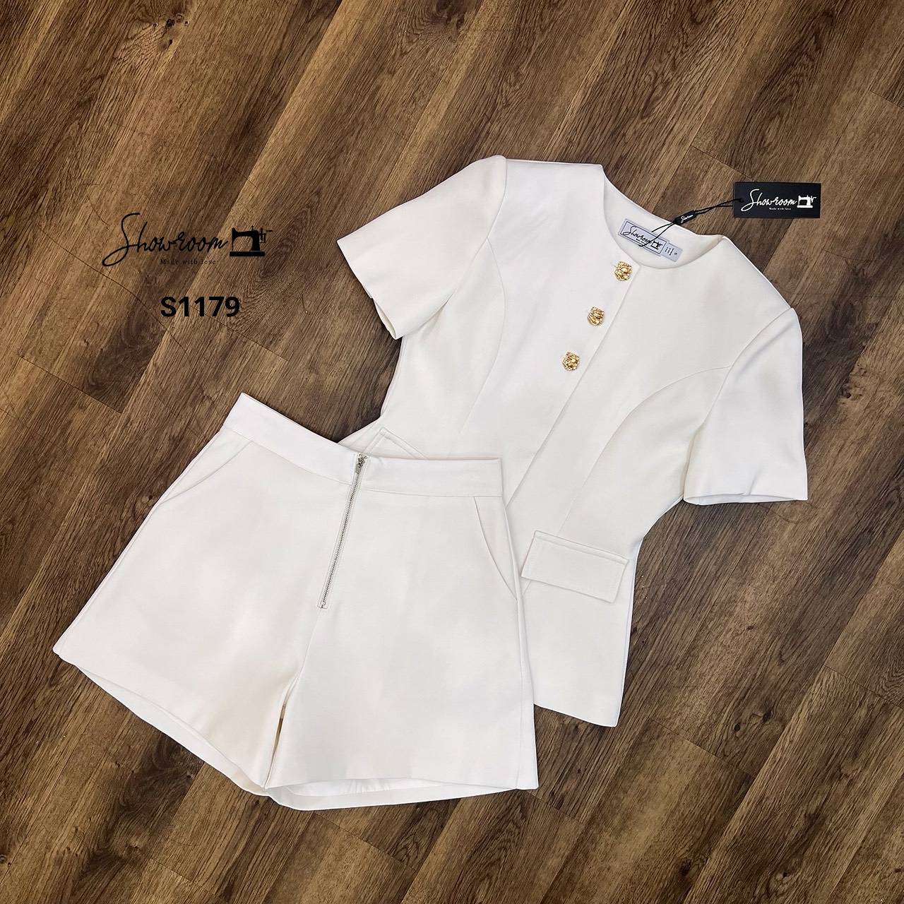 ชุดเซทแฟชั่น เซ็ตเสื้อแขนสั้นดีไซน์เก๋ แต่งกะดุมทอง มาพร้อมกางเกงขาสั้นทรงสวยเข้าเซ็ต