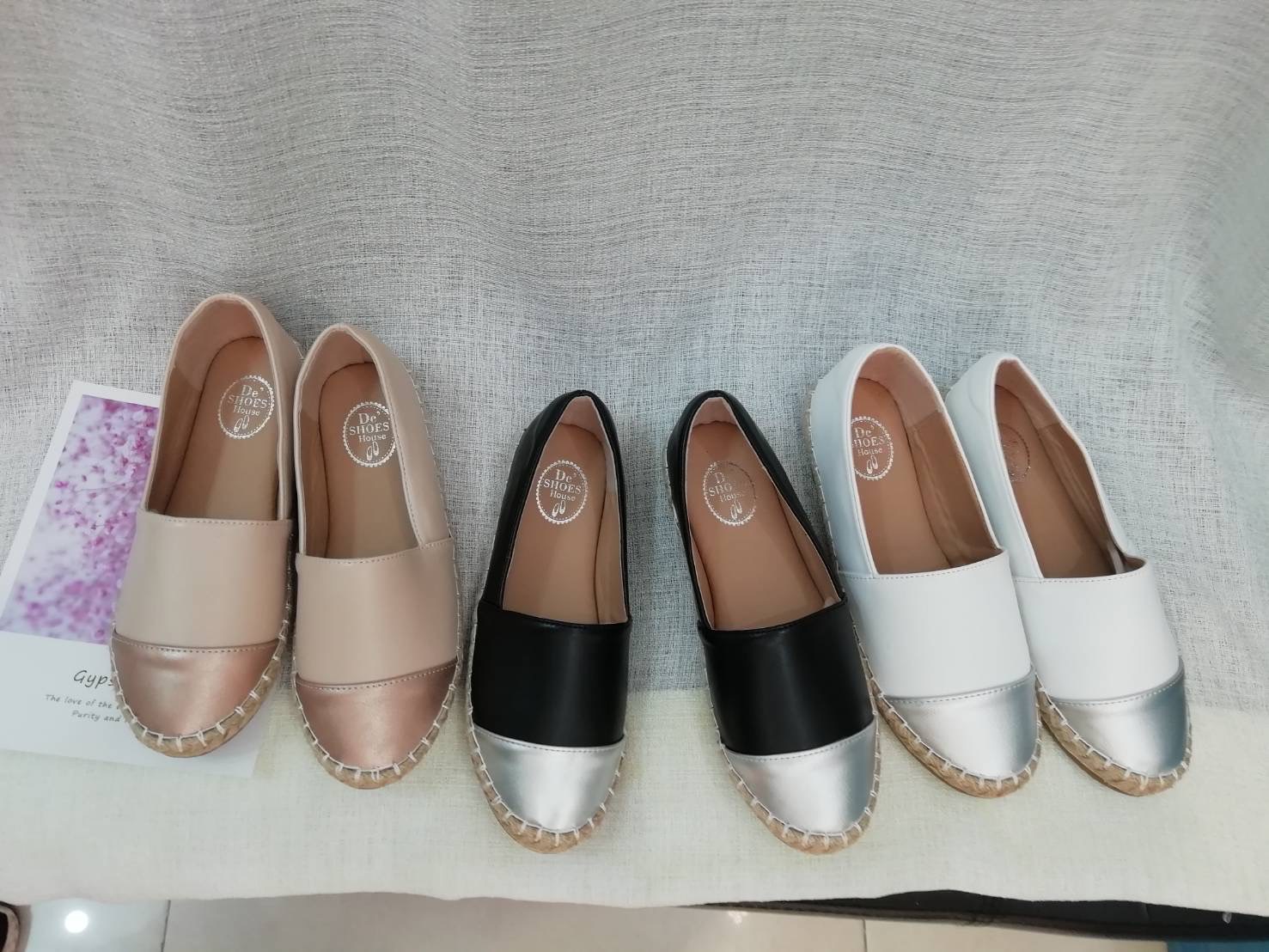 สินค้าขายดี พร้อมส่ง อร๊ายย รองเท้า slip on เป็นงานเรียบๆ แต่ดูดีมากค่า รุ่นที่สาวๆตามหามาแล้วจ้า งานสวยๆเกร๋ๆ ต้องรุ่นนี้เลยคะ รองเท้ารุ่นนี้สาวๆควรมีติดตู้ จะแมตช์กับกระโปรง👗หรือกางเกง👖 ก็น่ารัก ของมันต้องมีค่า