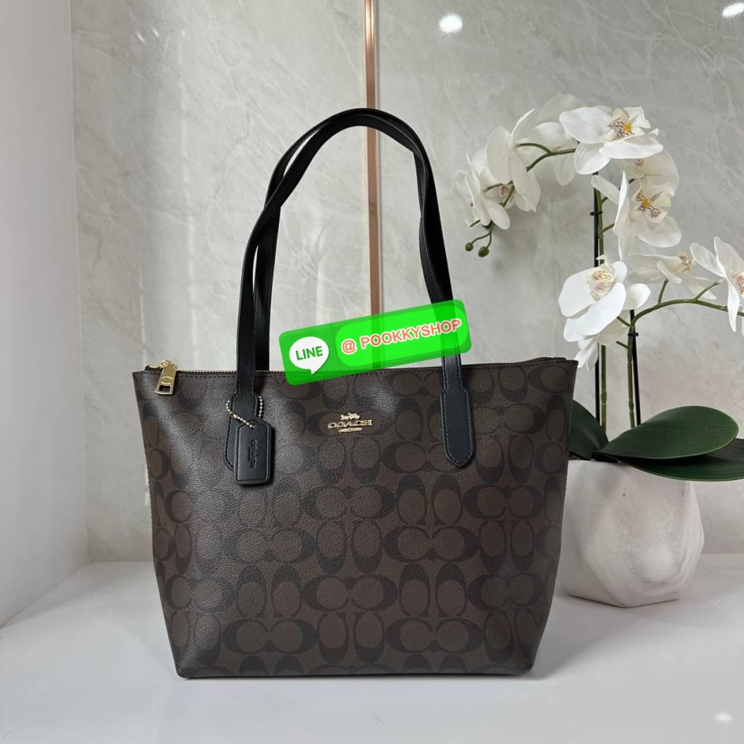 Coach 4455 ZIP TOP TOTE IN SIGNATURE CANVAS กระเป๋าสะพายไหล่ทรง Tote เปิด-ปิดกระเป๋าด้วยซิป ป้องกันของตกหล่น ภายในกว้างใส่สัมภาระได้เยอะ มีช่องเล็กใส่ของจุกจิก วัสดุแคนวาส หูจับหนังแท้ ถือไปเที่ยว ไปทำงาน สะดวกเลยค้า