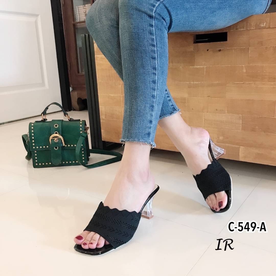 แบบขายดี!!! พร้อมส่ง เกินคำบรรยายสำหรับรุ่นนี้ มีความใส่สวยเริ่ดจีจีนะ!! รองเท้าทรงสวมวัสดุผ้าไหมญี่ปุ่นขอบหยักส้นสูงใส สูง 2.5 นิ้ว แนะนำว่าควรจะมีติดตู้ไว้เลย แมทซ์สวยทุกชุด มีความทนทาน ใช้งานได้คุ้มค่าสุดๆ ไม่อยากให้สาวๆพลาดกันเลยจร้า