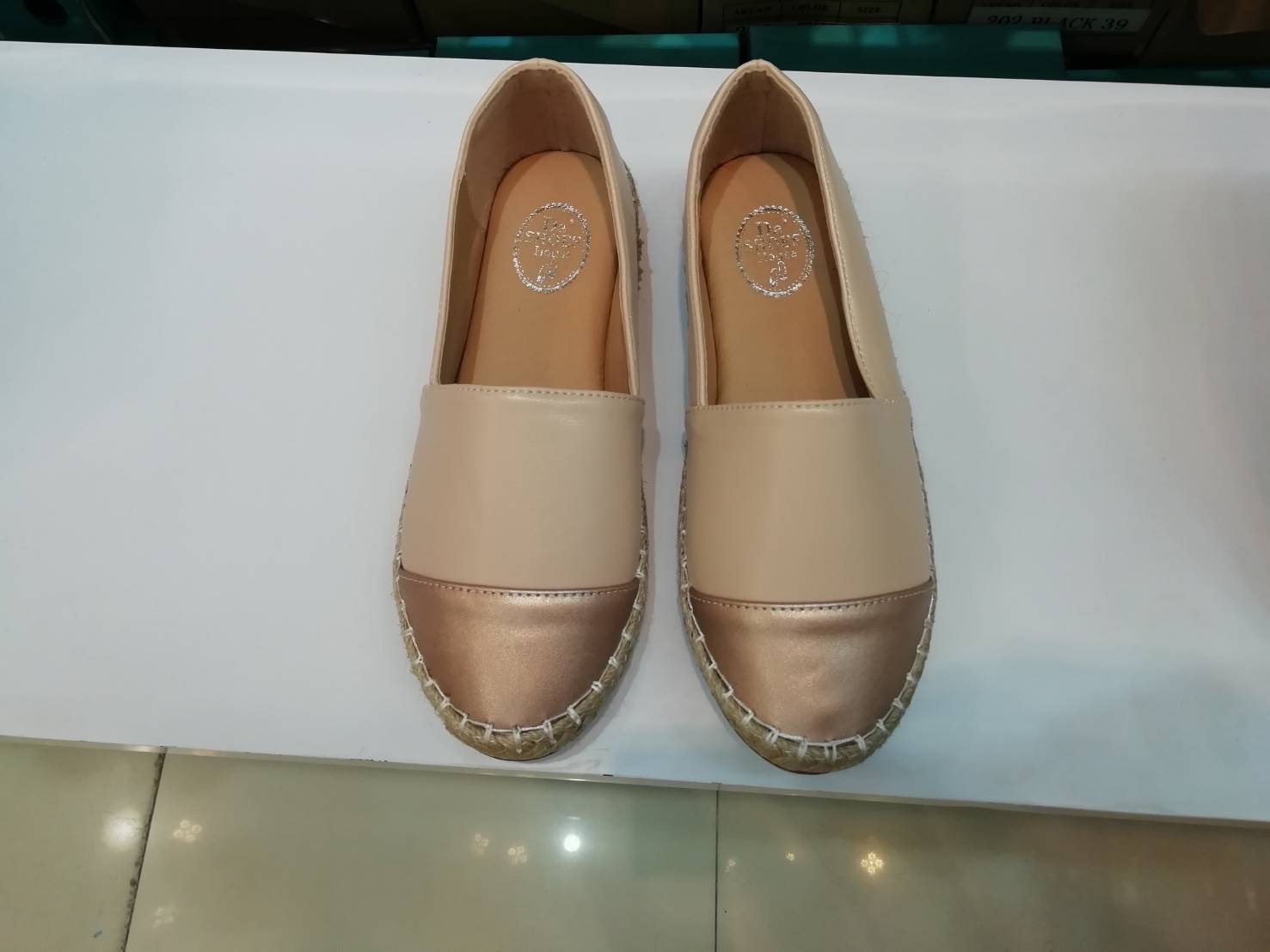 สินค้าขายดี พร้อมส่ง อร๊ายย รองเท้า slip on เป็นงานเรียบๆ แต่ดูดีมากค่า รุ่นที่สาวๆตามหามาแล้วจ้า งานสวยๆเกร๋ๆ ต้องรุ่นนี้เลยคะ รองเท้ารุ่นนี้สาวๆควรมีติดตู้ จะแมตช์กับกระโปรง👗หรือกางเกง👖 ก็น่ารัก ของมันต้องมีค่า