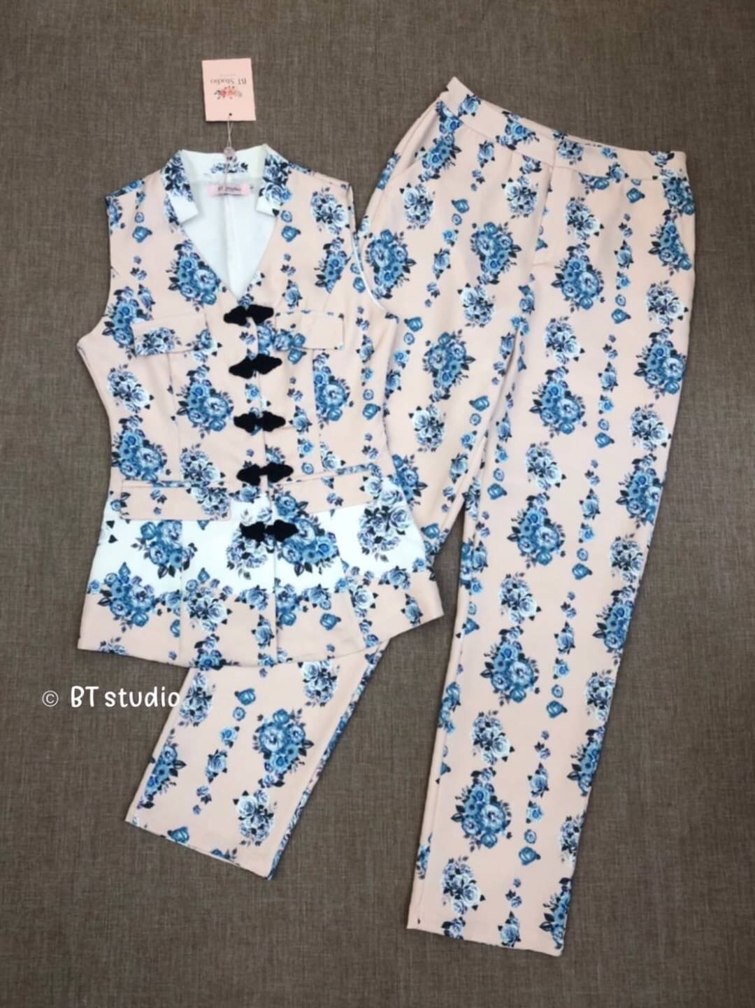 DETAIL : เซทเสื้อแขนกุด แต่งกระดุมจีน งานผ้าพิมพ์ลายคมชัดทั้งชุด สีคุมโทนโอรสพีช ๆ หวาน ๆ ตัดด้วยลายสีฟ้า ตัดแทบขาวที่ปก และปลายเสื้อ เนื้อผ้าและคัตติ๊งเป๊ะ งานสวย หรู ดูผู้ดี ดูแพงม๊ากจ้า