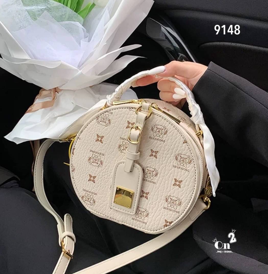 NEW-IN🤎🤎ใบนี้น่ารักมากค่ะ มาใหม่ทรงกลม งานคุณภาพเช่นเคย มาพร้อมสายยาวครอสบอดี้ พกใบเดียวจบ แนะนำเลยค่า✨