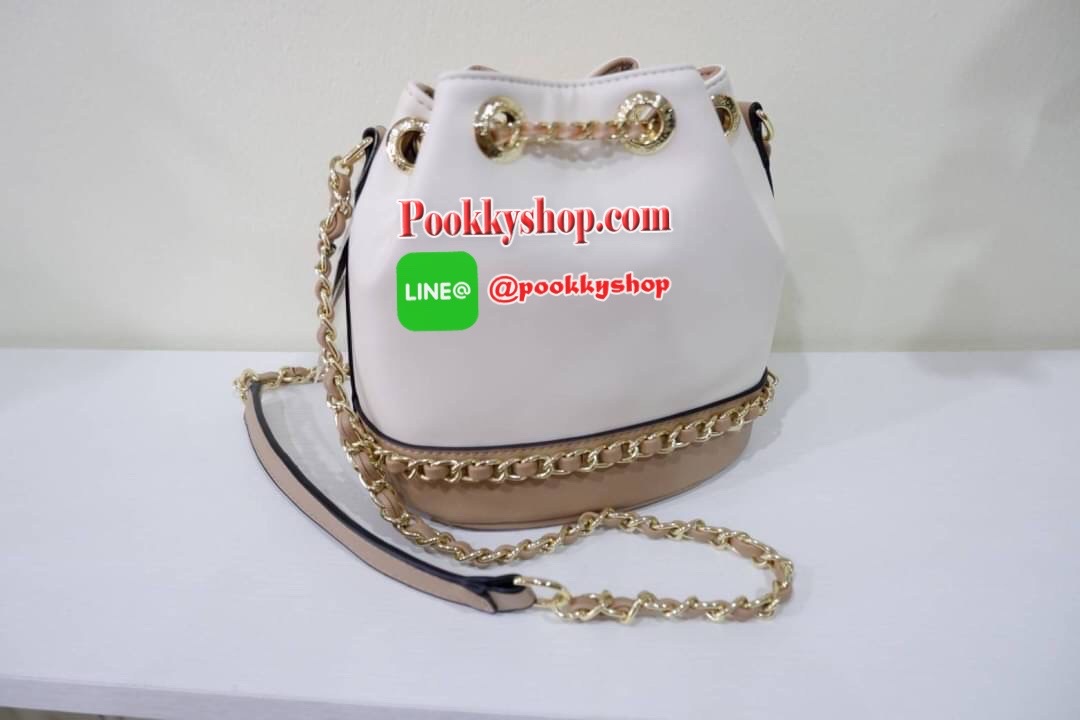 lyn จีบรุ่นใหม่คือสวยงามมาก หนังนิ่มคือดีงามมากจ้า ทรงก้อสวยน่ารักเว่อๆ ช่องด้านในมีช่องซิป และช่องใส่ของ สายยาวเป็นหนังคล้องโซ่ เข้าครบ 3 สีดีงาม