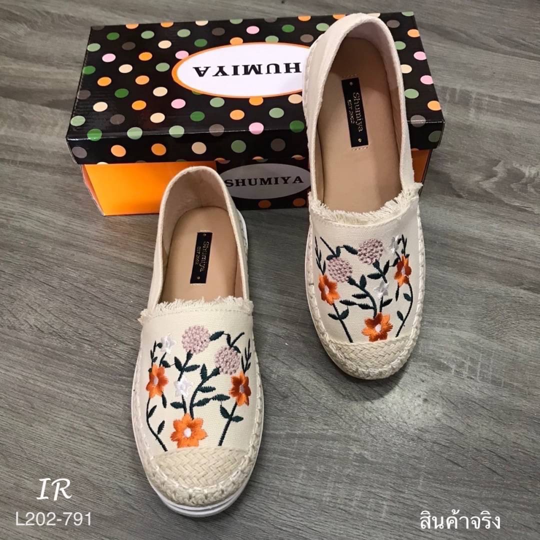 รีพีทแบบขายดี!!! พร้อมส่ง รองเท้าหุ้มส้น ผ้าแคนวาสปักลายดอกไม้น่ารักมากๆ พื้นซอฟนุ่มใส่สบายเท้าไม่กัดส้น การันตีว่าดีมากๆ แนะนำเลยค่า