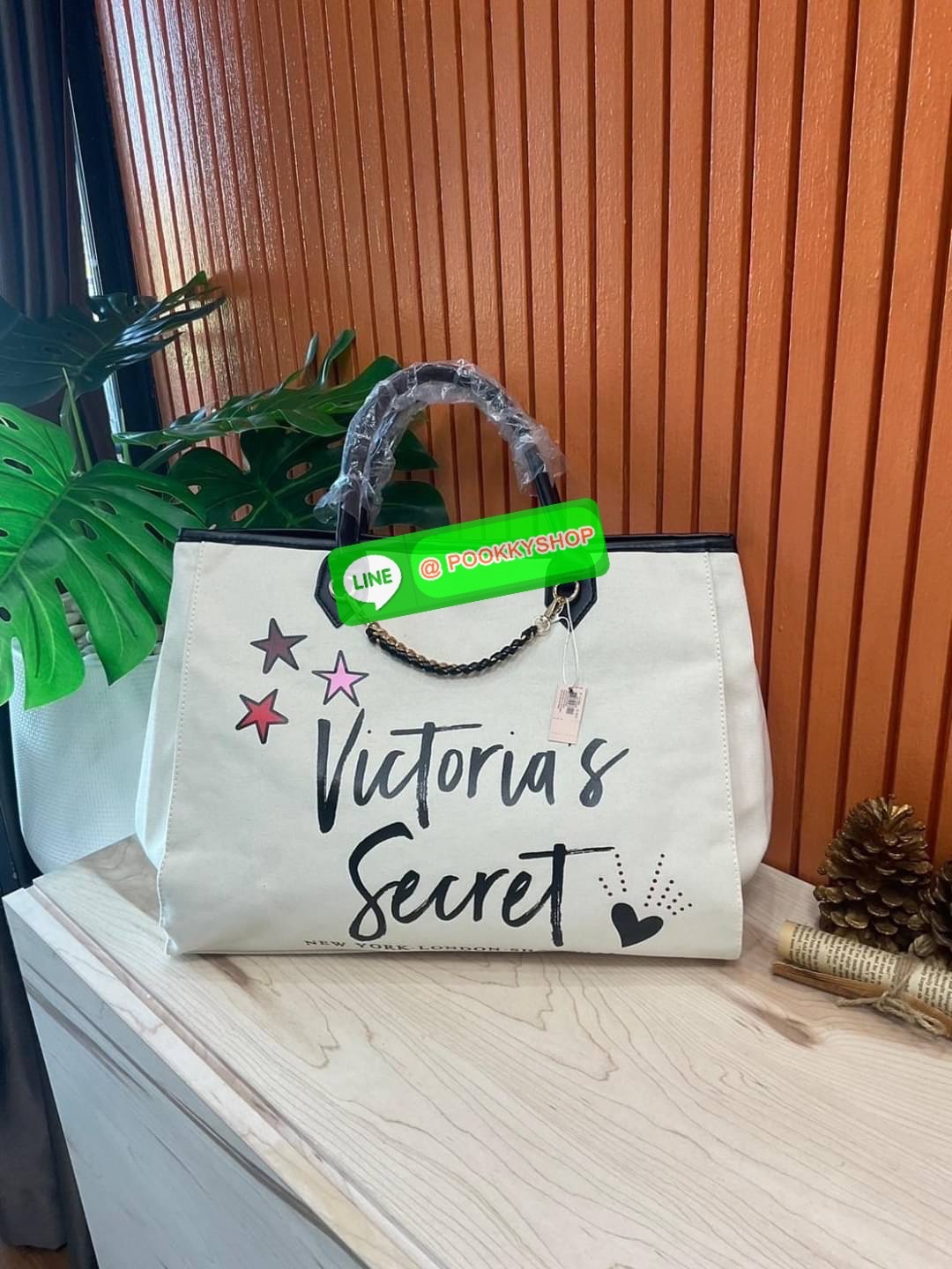 Victoria's Secret New! VS Patch City Tote - CREAM กระเป๋าทรง shopping สไตล์ victoria's secret แปลกใหม่อินเทรนด์ สินค้านำเข้า งาน ชน shop ดีไซน์สวย เก๋ น่ารัก เรียบหรู ใส่ของได้จุใจ เหมาะสำหรับสาวๆทุกคนที่มีของเยอะ งานเย็บเนี๊ยบ แข็งแรงทนทาน ใช้ไ