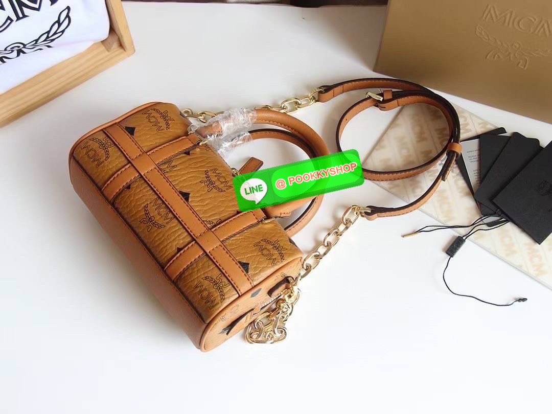 👜 MCM Aren Boston Bag in Visetos 👜 Aren Boston Bag 🧡 กระเป๋าทรงหมอนสุดคลาสสิกที่กลับมาแรงอีกครั้ง 🌿 เล็กพอดีมือ สะพายแล้วดูแพงแบบ Effortless ✨